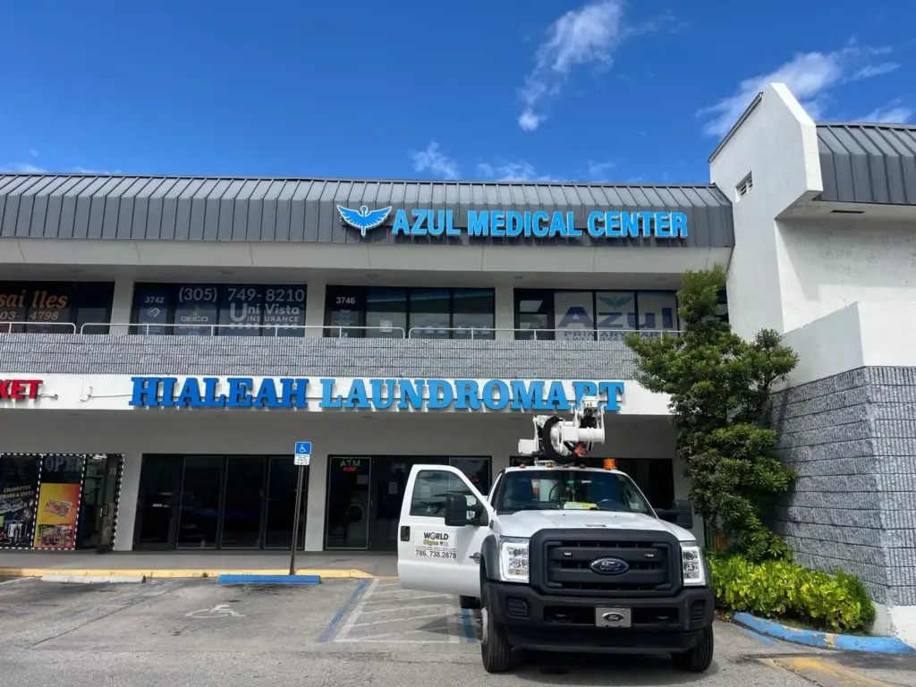 Hialeah Laundromat & Azul Medical Center – Channel Letters sign by World Signs USA, Hialeah