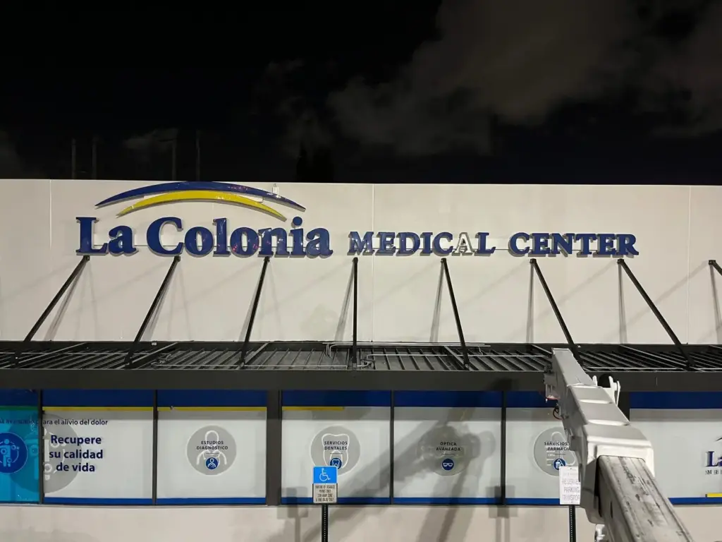 La Colonia Medical Center – Channel Letters sign by World Signs USA, Miami
