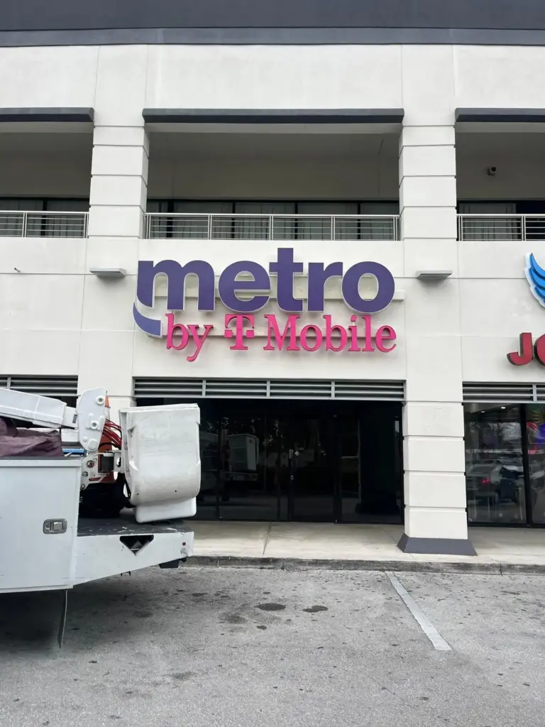 Metro by T-Mobile – Channel Letters sign by World Signs USA, Miami