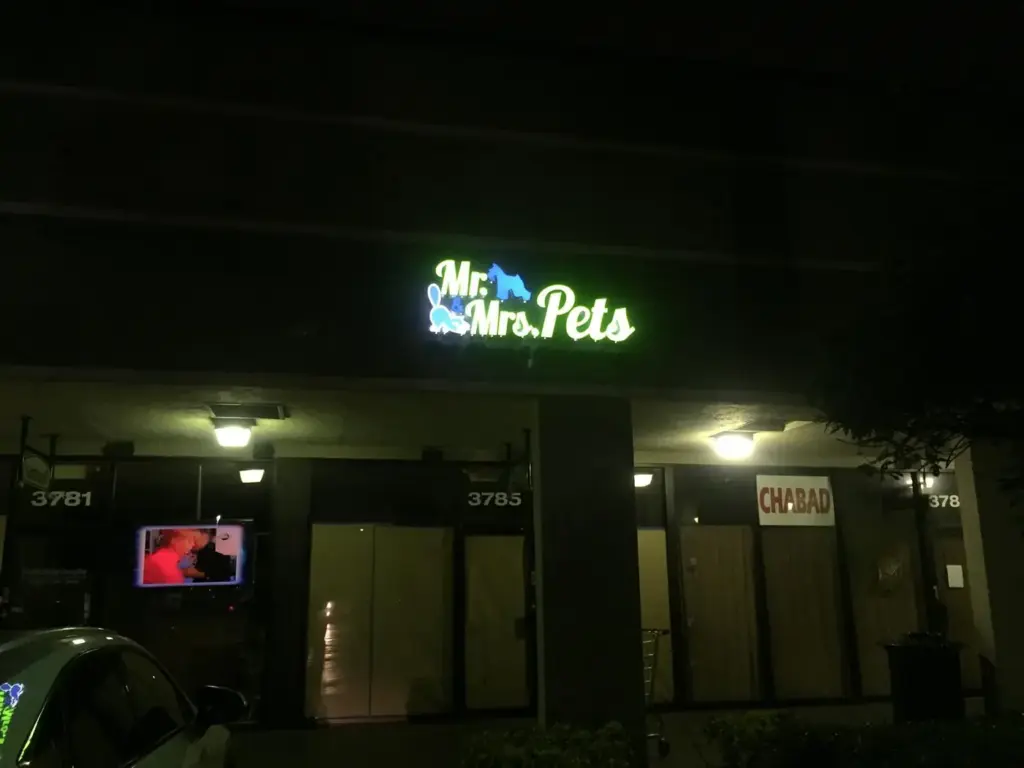 Mr & Mrs Pets – Channel letters by World Signs USA, North Miami Beach