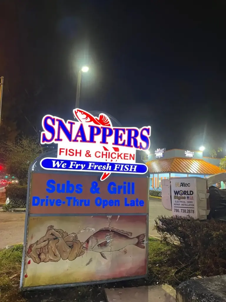 Snappers Fish & Chicken – Roof Sign + Pylon sign by World Signs USA, Miami