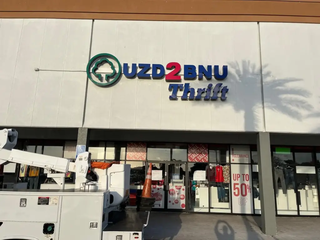UZD2BNU Thrift – Channel Letters sign by World Signs USA, Miami